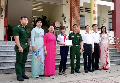 2019.14.1 trao hoc bong cho hoc sinh ngheo.png