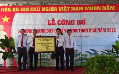 Trao bằng công nhận NTM cho Vĩnh Thanh.JPG