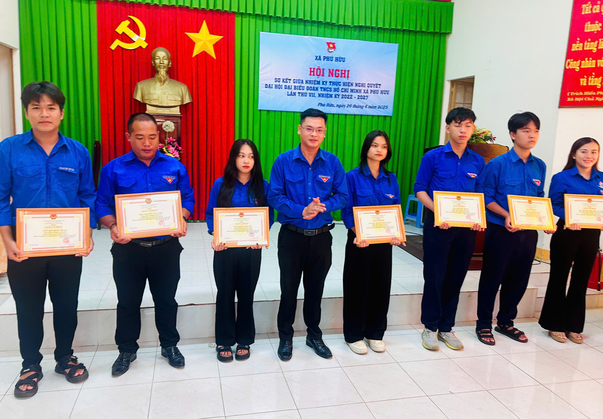Tặng khen các tập thể, cá nhân có thành tích.jpg