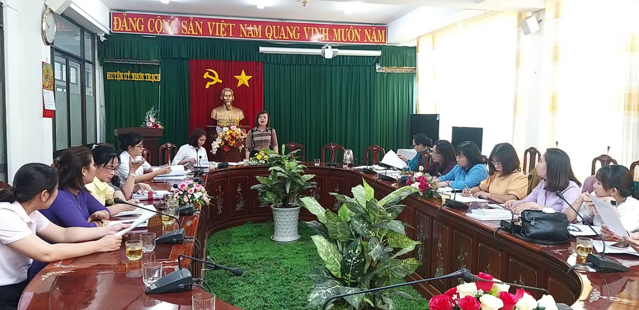 Đồng chí Hồ Thị Kim Ngân - HUV - Chủ tịch Hội LHPN huyện quán triệt một số nội dung tại hội nghị.jpg
