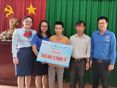 Trao biển tượng trưng tặng  ngôi nhà 15- 10 cho đoàn viên Trần Quốc Sang.jpg