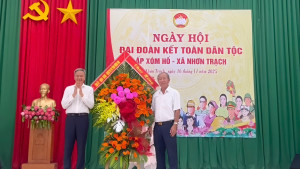 Đồng chí Từ Nam Thành dự Ngày hội Đại đoàn kết toàn dân tộc tại ấp Xóm Hố docx