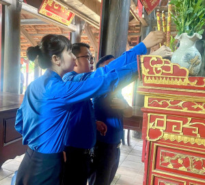 Tuổi trẻ phường Nhơn Trạch dâng hương kỷ niệm 136 năm Ngày sinh Chủ tịch Hồ Chí Minh